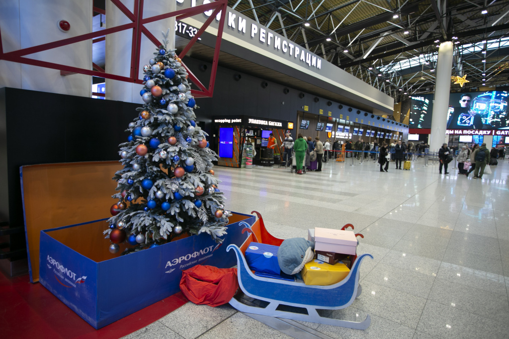 В переходных галереях из паркинга в терминалы Шереметьево расположены инсталляции с Дедом Морозом и северными оленями