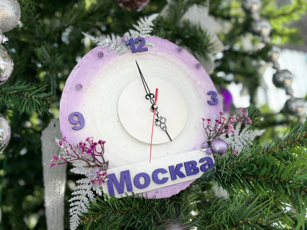 В аэропорту Владивостока разместили восковые часы с названиями городов, куда выполняются полеты из авиагавани
